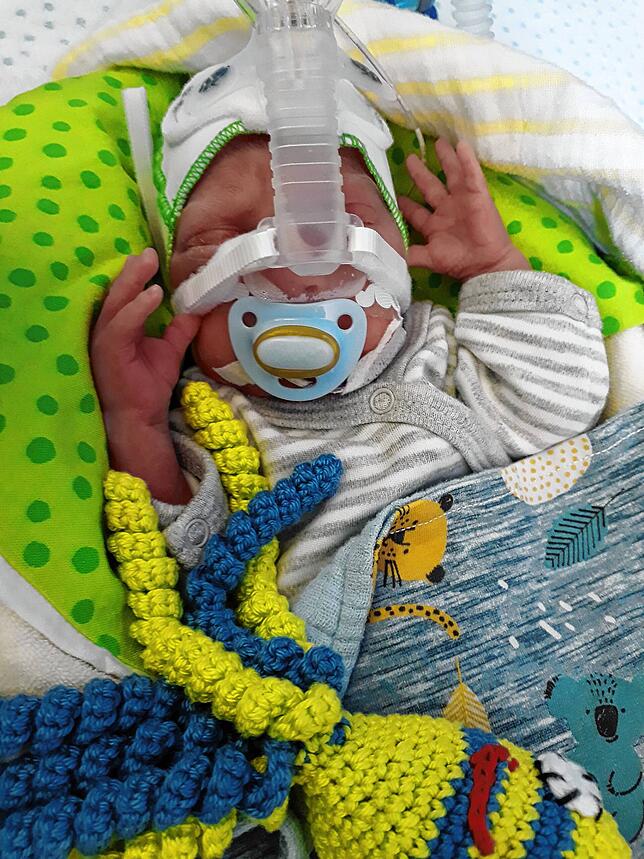Umgeben von Schläuchen: der kleine Henry.