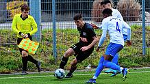 Villingens Yannick Spät (links) kann sich in dieser Szene durchsetzen. Die Schwarzwälder Oberliga-Reserve sicherte sich einen 4:2-Erfolg ...