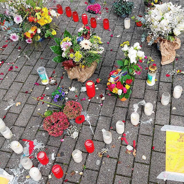 (Archivbild) Kerzen und Blumen vor der Stephansschule erinnern an den siebenjährigen Jungen, der im Schwimmunterricht ertrank. Weiterhin ...