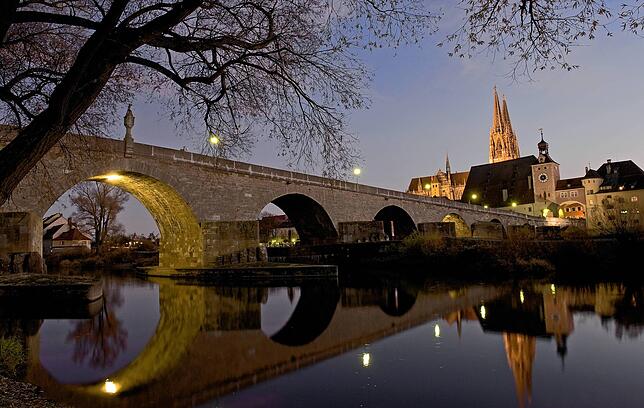 Die steinerne Brücke ist ein Wahrzeichen von Regensburg. Die Stadt ist ein Teil des UNESCO-Welterbe.