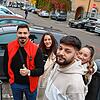 Daniele Calabria, Laura Calabria, Nicola Ravanelle und Jessica Ravanelle aus Pforzheim parken am Samstag auf dem Stephansplatz in Konstanz.