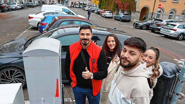 Daniele Calabria, Laura Calabria, Nicola Ravanelle und Jessica Ravanelle aus Pforzheim parken am Samstag auf dem Stephansplatz in Konstanz.