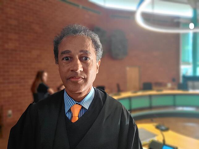 Rechtsanwalt David Schneider-Addae-Mensah verteidigt den 47-jährigen Mann aus Überlingen.