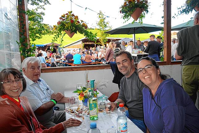 Bild 20: Hunderte Besucher genossen das 52. Bermatinger Weinfest