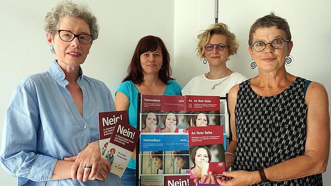 Eva-Maria Zuber (von links, Vorsitzende des Vereins Frauen- und Kinderschutzhaus Kreis Waldshut), Christine Schulz (Mitarbeiterin im ...