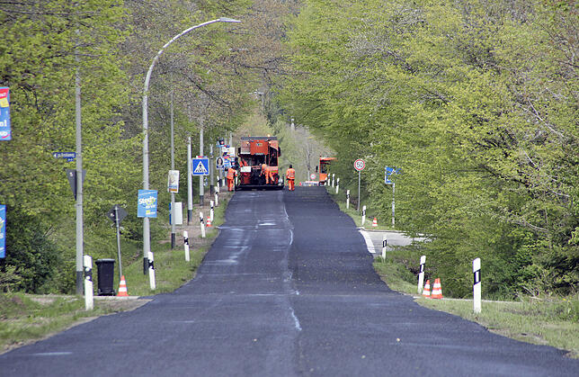 Bild 7: Bilder vom Auftragen des Dünnschichtasphalt in der Peterzeller Straße