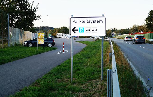 Uhldingens Bürgermeister Edgar Lamm will einen Sonderparkplatz beim Sportplatz anlegen.