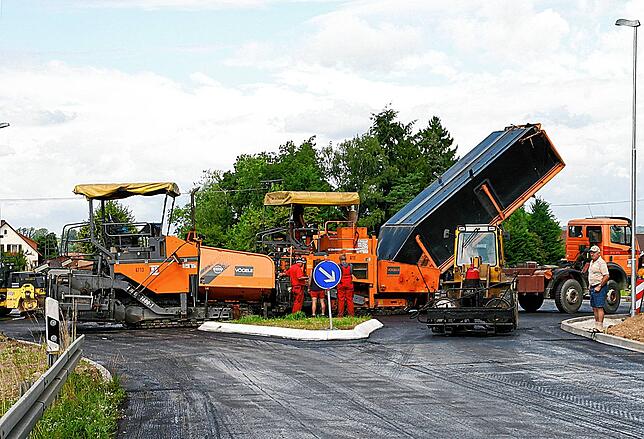 2008: Mit einem großen maschinellen und personellen Aufwand, bei idealen Wetterverhältnissen, ging die Firma Strobel an den Einbau des ...