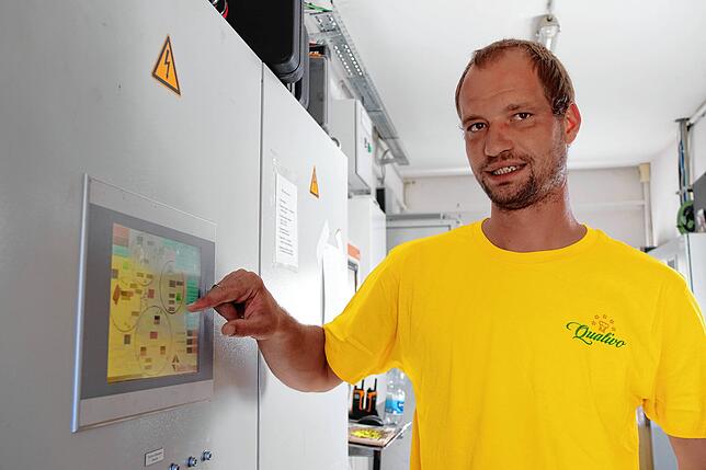 Russ vor einem Schaltmodul der Biogas-Anlage.