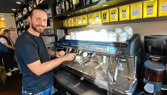 Petros Parganas, einer der Geschäftsführer des Cafés im Rathaus, freut sich auf volles Haus bei den Deutschlandspielen.