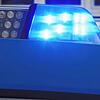 Blaulicht leuchtet auf einem Polizeiauto (Symbolbild).