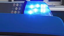 Blaulicht leuchtet auf einem Polizeiauto (Symbolbild).