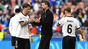 Assistenztrainer Deutschland (M), klatscht nach dem Spiel mit Robin Koch (l) ab; Deutschlands Joshua Kimmich (r). Im Spiel um den 3. ...