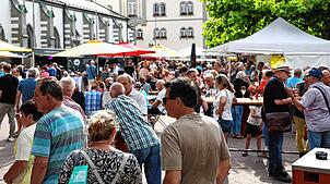 Entspannt und friedlich – so kennt man den Radolfzeller Abendmarkt. Hier eine Aufnahme vom Auftakt Ende Juni. Kürzlich hatte der Zoll ...