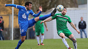 Zur Pause stand es 2:2 zwischen dem BSV Nordstern Radolfzell (Qendrim Fetaj, links) und dem Hegauer FV (Steven Noguiera Rodrig). Das ...