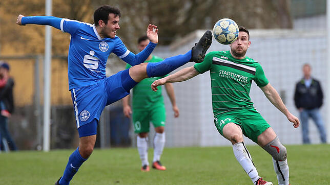 Zur Pause stand es 2:2 zwischen dem BSV Nordstern Radolfzell (Qendrim Fetaj, links) und dem Hegauer FV (Steven Noguiera Rodrig). Das ...