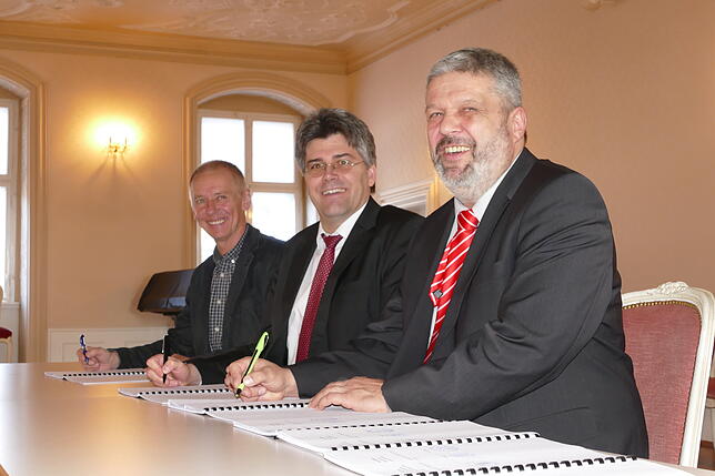 Sie haben gut lachen (von links): Thomas Steier, Leiter des Amts Vermögen und Bau Baden-Württemberg in Konstanz, Landrat Martin Kistler ...