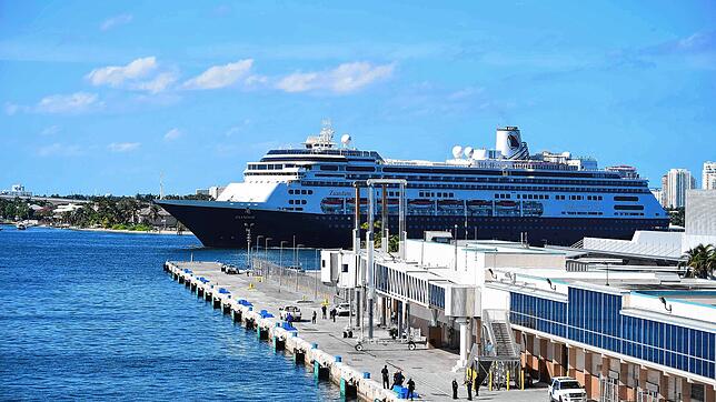 Die Zaandam beim Anlegemanöver am Port Everglades, dem Hafen in Fort Lauderdale in Florida, USA, wo das Schiff seine wochenlange ...