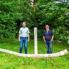 Das erste Kunstwerk, &bdquo;Horizontal zu vertikal&ldquo; von Josef Briechle, steht. Im Bild von links: Sparkassenchef Theo Binninger, ...