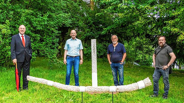 Das erste Kunstwerk, &bdquo;Horizontal zu vertikal&ldquo; von Josef Briechle, steht. Im Bild von links: Sparkassenchef Theo Binninger, ...