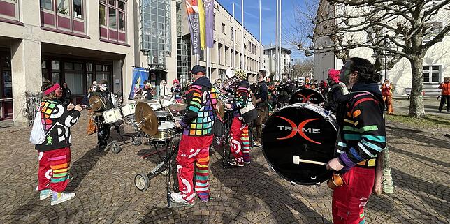 Auf dem Benediktinerplatz haben sich die Guggenmusiker von X-Treme versammelt.