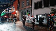 Die Fahnenschwinger der Blätzle zeigen ihre Künste. Geschickt schwingen sie die Zunftfahnen, werfen sie in die Höhe und fangen sie ...