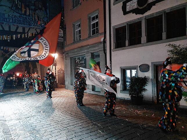 Die Fahnenschwinger der Blätzle zeigen ihre Künste. Geschickt schwingen sie die Zunftfahnen, werfen sie in die Höhe und fangen sie ...