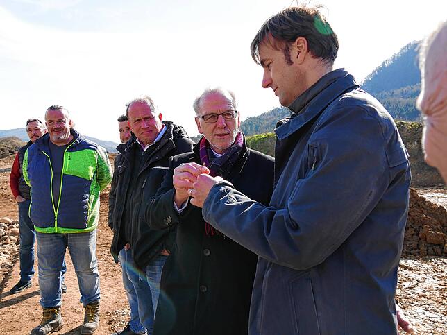 Landrat Zeno Danner und Engens Bürgermeister Johannes Moser (von rechts) bestaunen eine gefundene Haarnadel aus der Keltenzeit.