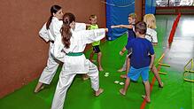 Melanie Hinz (von links) und Eveline Schertle bringen den Kindern Jonathan, Kilian, Anna-Lena und Tom einen Fausttechnik des Karate bei. ...