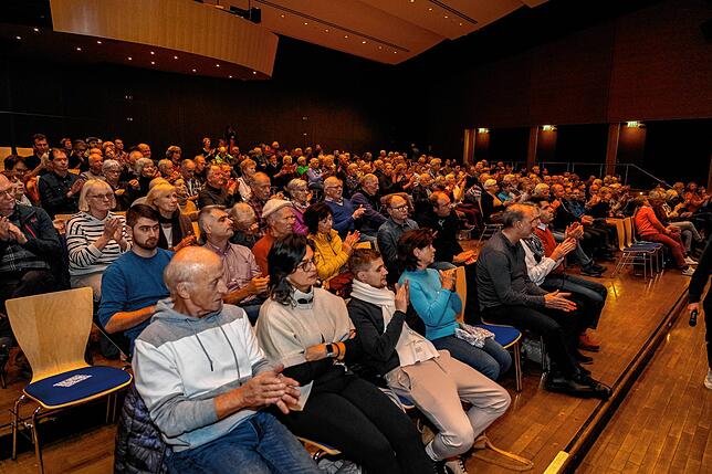 An die 400 Besucher interessieren sich für die Frage, ob unsere Wälder noch eine Überlebenschance haben.