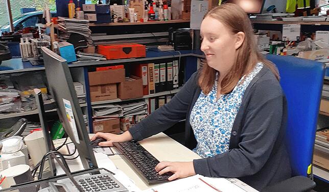 Angelika Ermler im berufstypischen Umfeld einer Kauffrau für Büromanagement.