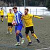 Dominik Hellenbrand (rechts) von der SG Eintracht Gütenbach-Neukirch versucht, dem Schönenbacher Jannik Nopper den Ball abzunehmen. Beim ...