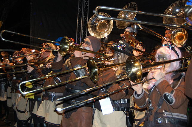 Ein riesiges Spektakel war am vergangenen Freitag wieder das grenzüberschreitende Open-Air-Guggen-Festival der Roli-Guggers im ...