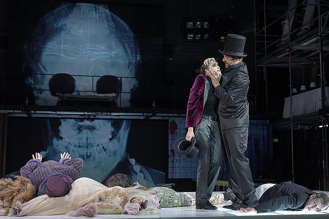 Doktor Behrens (Michael Neuenschwander) fühlt Hans Castorp (Lena Schwarz) auf den Zahn.