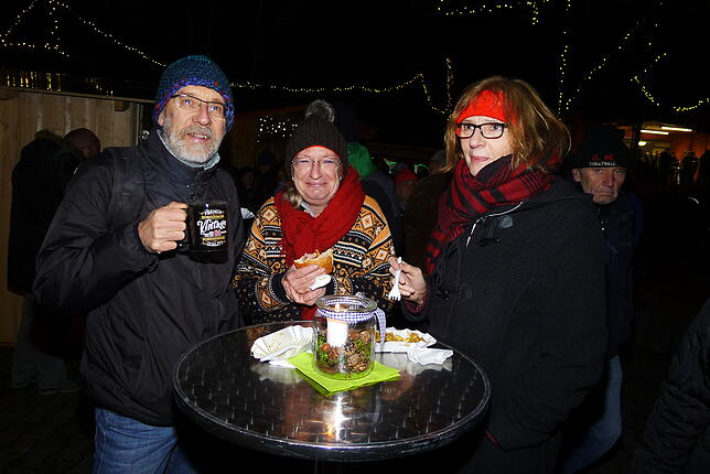 Bild 10: Bilderstory: Kulinarische Genüsse und eine besinnliche Atmosphäre locken viele Besucher auf den Nikolausmarkt in Wittenhofen