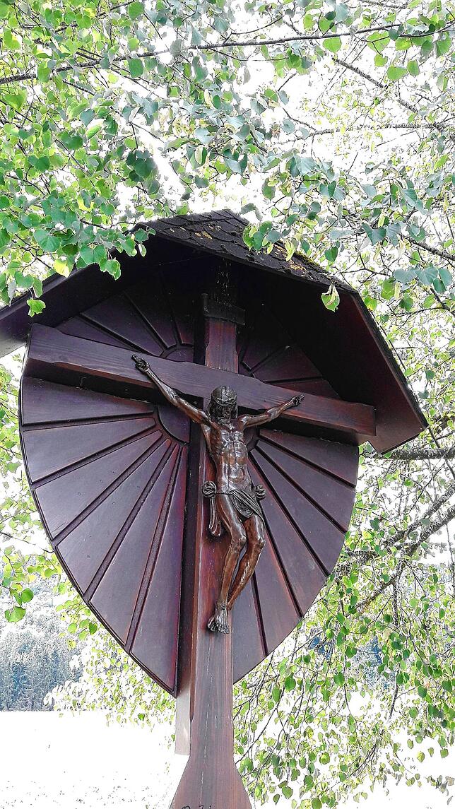 Dieses Feldkreuz aus Lärchenholz erinnert an die erfolgreiche Flurbereinigung in Riedböhringen in den 1980er Jahren. Es steht auf dem ...