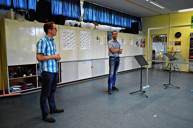 Florian Keller (links) und Alexander Keller haben in diesem Raum in der Grundschule Lippertsreute schon zahlreiche Proben miterlebt.