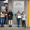 Lehrerin Ute Rauscher (v.l.) reicht Elisabeth Pohl die Spendenkasse, während Laura Maurer und Sebastian Moor den symbolischen Scheck halten.