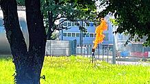 Auf dem Gelände der Stadtwerke Konstanz lodert am Dienstagmittag,9. Juli, eine Flamme. Stunden zuvor war das Feuer deutlich erkennbar ...