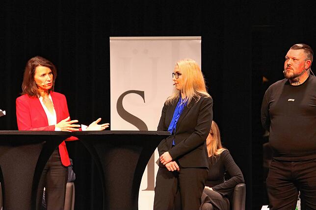 Rot-blau-rot hieß die Konstellation bei Triell 2, zwischen (von links) Rita Schwarzelühr-Sutter, Andrea Zürcher und Julian Besemann.