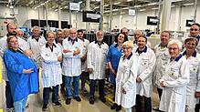 Die Freien Wähler schauen sich die Gegebenheiten vor Ort an. Begleitet  werden sie von Natalie Stich, Plant-Managerin des Unternehmens. ...