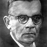 Hans Fallada (1893–1947). Mit einer Inszenierung seines Romans „Jeder stirbt für sich allein“ beginnt am 26. September ...