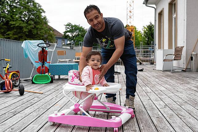Saifulha Mohmmadi mit seiner Tochter Hanya auf dem Balkon der Radolfzeller Flüchtlingsunterkunft.