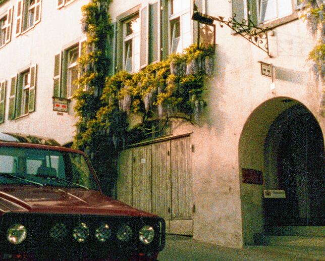 Der Adler in Sipplingen Anfang der 90er Jahre. Links neben dem Rundbogen ist noch die Garagentür des Hotels zu sehen. Auf der rechten ...