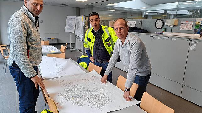 Hier tagt der Krisenstab der Stadtwerke: Von links Stadtwerke-Geschäftsführer Gregor Gülpen, der Bereichsleiter für die Netze, Mohamed ...