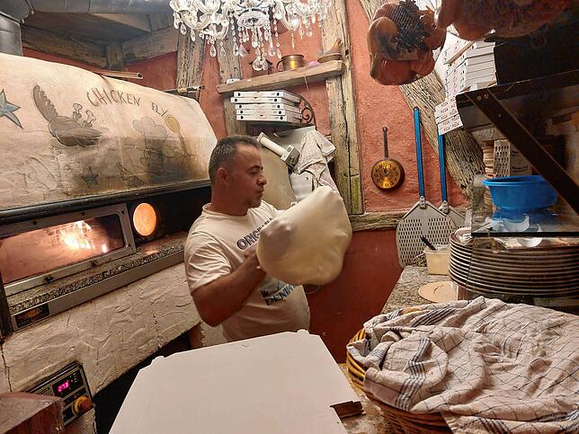 Ali Zulfic, gelernter Bäcker, versteht sein Handwerk und ihm bei der Arbeit zuzusehen ist ein Vergnügen.