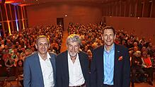 Reinhold Messner mit dem Vorstandsvorsitzenden der Volksbank Überlingen, Andreas Tyrra (links), und Vorstand Markus Ott im Kultur|O. ...