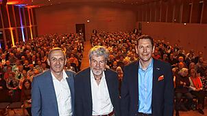 Reinhold Messner mit dem Vorstandsvorsitzenden der Volksbank Überlingen, Andreas Tyrra (links), und Vorstand Markus Ott im Kultur|O. ...