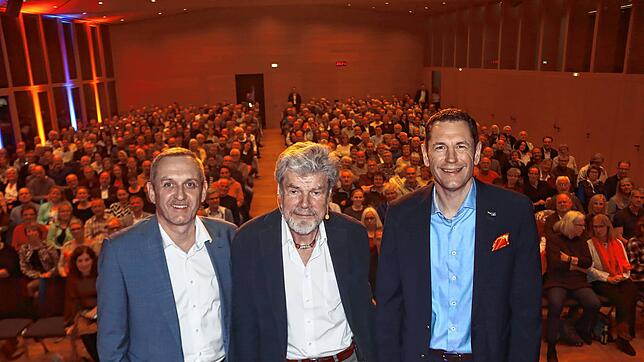 Reinhold Messner mit dem Vorstandsvorsitzenden der Volksbank Überlingen, Andreas Tyrra (links), und Vorstand Markus Ott im Kultur|O. ...