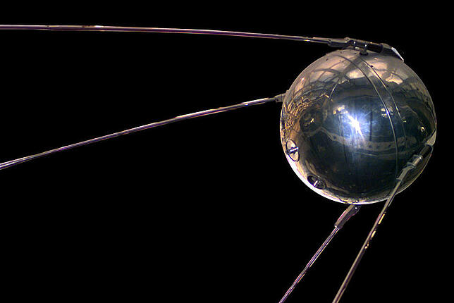 Der Satellit „Sputnik 1“ war nicht größer als ein Medizinball und sendete sein „Piep“ über seine Antennen zur Erde.